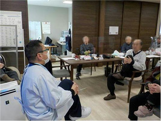 活動する人々と職員の共有スペース