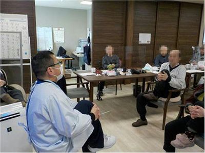 活動する人々と職員の共有スペース