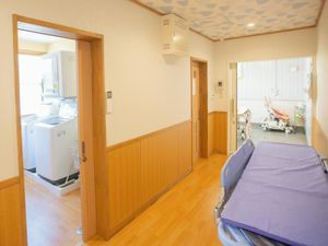 清潔な洗濯室と廊下  