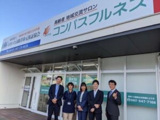 施設前の外観 外観   ガラス張りの出入口がある明るい外観です。制服姿の方々が並び、来訪時の雰囲気が伝わります。