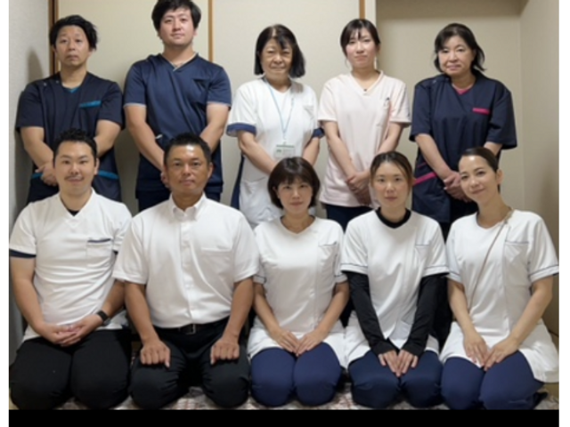 スタッフイメージ スタッフイメージ チームワークを大切にした頼れるスタッフの集合写真です。親しみやすい雰囲気が伝わります。