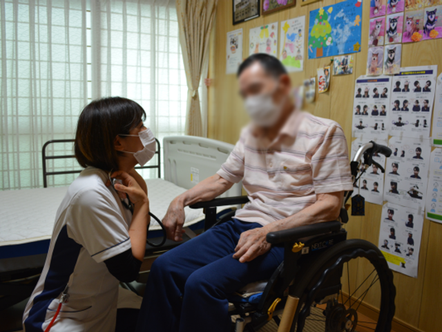 スタッフと利用者の居室 居室 スタッフが利用者の方と親身に向き合う居室です。ケアの様子がしっかり伝わる空間になっています。