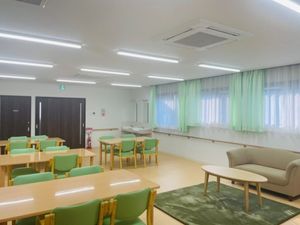 明るい共用食堂  