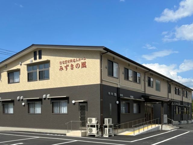 親しみやすい外観 外観 広々とした駐車スペースと、入りやすいバリアフリー設計の施設です。