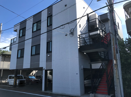 外階段のある建物外観  