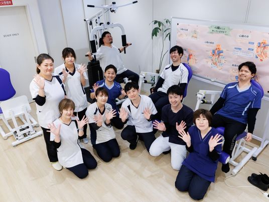 機能訓練室で笑顔のスタッフ集合  