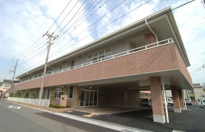 明るい建物外観