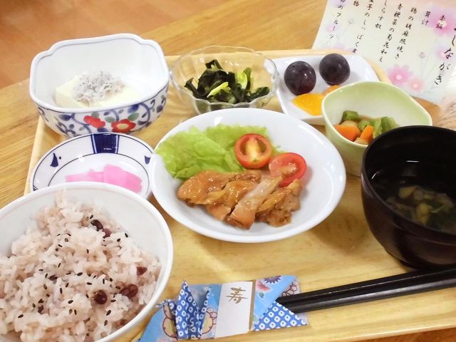 バラエティ豊かな料理 料理 色とりどりの料理が盛り付けられたお膳は、食事の楽しみを提供しています。日本の味が豊富です。