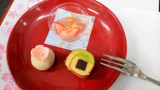彩り豊かな和菓子皿
