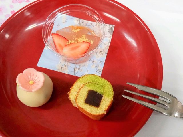 彩り豊かな和菓子皿 料理 美しい和菓子が並ぶ一皿は、季節を感じさせる彩りで、視覚でも楽しめる工夫があります。