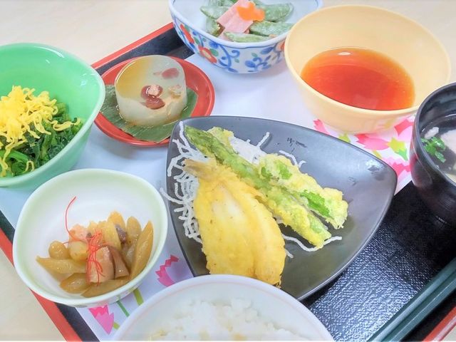 彩り豊かな和食のセット 食堂 栄養バランスに優れた和食のセットは、見た目にもこだわりがあり美味しくお召し上がりいただけます。