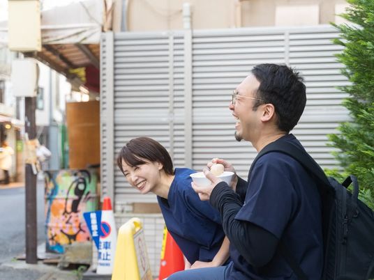 笑顔で会話するスタッフ　外観  
