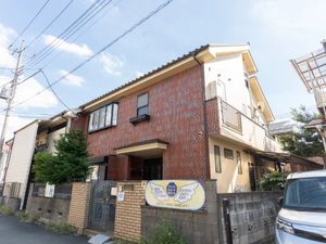 住宅街の建物外観  