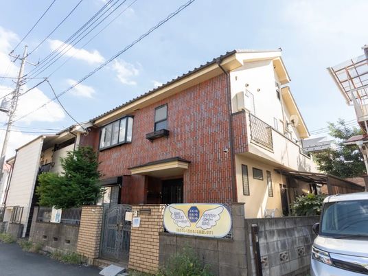 住宅街の建物外観  
