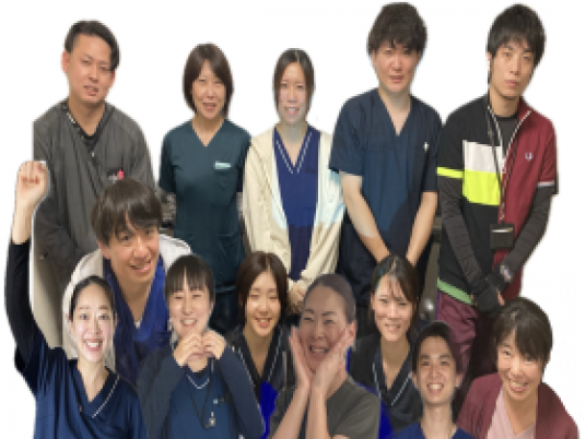 笑顔のスタッフ集合写真