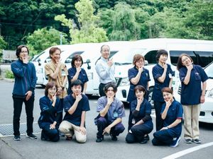 スタッフ集合と送迎車  