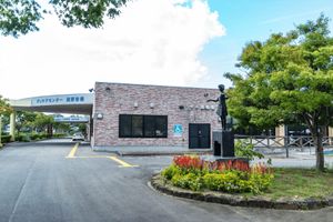 静かな施設の外観