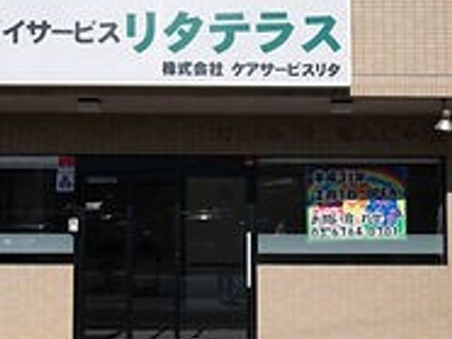 イベント案内掲示のエントランス エントランス 明るく開放的なエントランスです。目に優しい色合いで案内掲示が設けられており、訪れる方を暖かく迎えます。