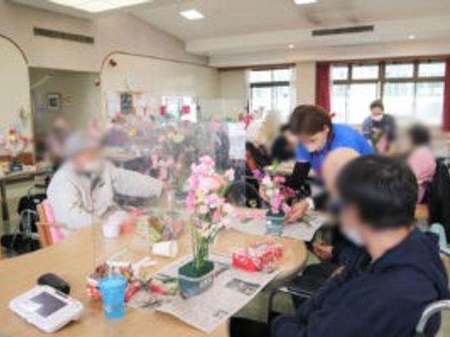 明るい室内の風景 ラウンジ 明るいラウンジでは、スタッフと利用者が親しく過ごしています。和やかな交流の場です。