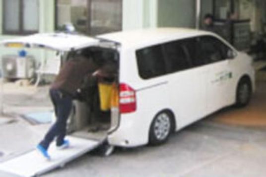 車椅子での送迎の車両