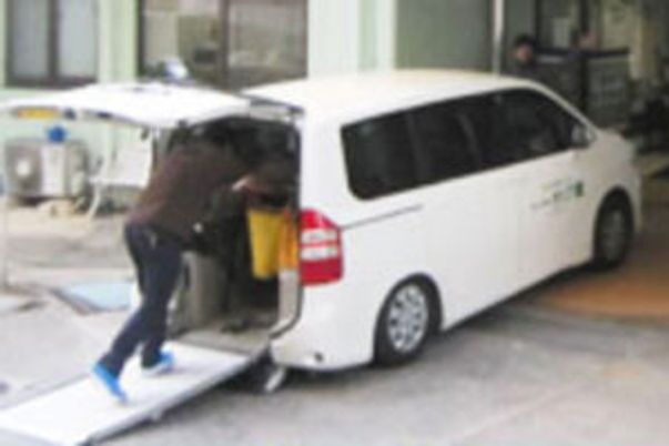 車椅子での送迎の車両