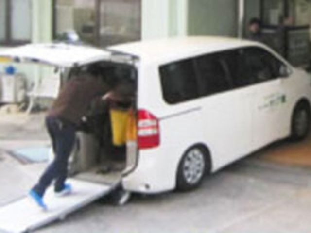 車椅子での送迎の車両 エントランス スムーズな乗り降りが可能な送迎車両です。好みに応じた就業環境を確認いただけます。