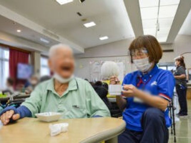 会話を楽しむ空間 ラウンジ 自然光が差し込む明るいラウンジで、スタッフと利用者が笑顔で会話を楽しんでいます。