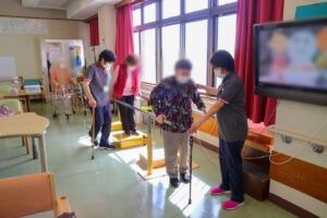 訓練中の明るい部屋
