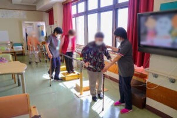 訓練中の明るい部屋