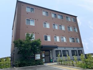 落ち着いた外観の建物  