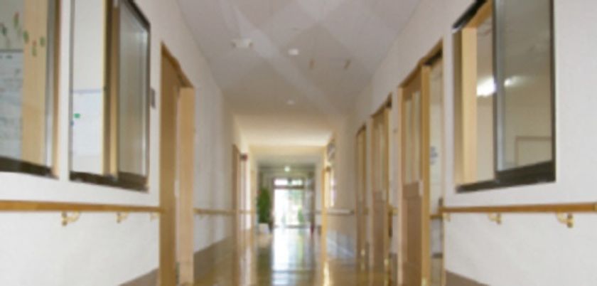 自然光が入る廊下