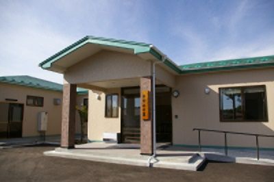 落ち着いた外観の建物