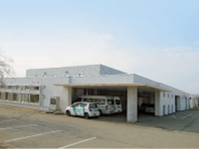 ゆとりのあるエントランス エントランス ゆったりとした空間の入り口は、天井が高く開放感があります。手すりが設置されており、歩行に不安のある方も安心です。