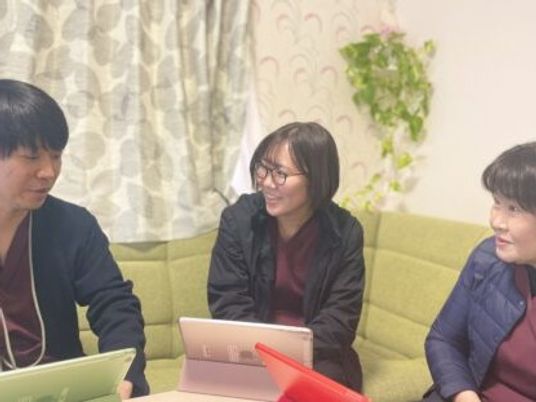 談笑する3人のリビング  