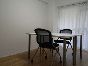 窓際の面談用テーブル  