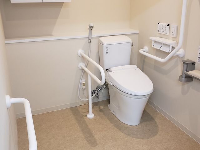 便利な設備の施設内トイレ トイレ 広々としたトイレは、手すりが多く配置されており安全性が高いです。快適に利用できます。