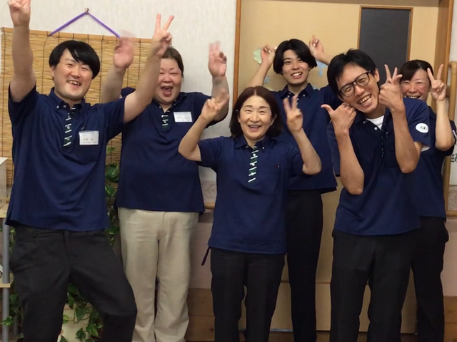 楽しそうなスタッフたち スタッフイメージ 明るく元気な仲間と一緒に、質の高いケアを目指しませんか。やりがいのある職場です。