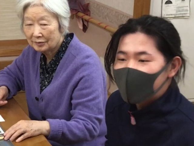 スタッフと利用者のコミュニケーション スタッフイメージ 丁寧に利用者の話に耳を傾けるスタッフの姿です。温かな人間関係を大切にする現場です。