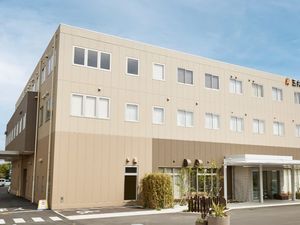 ベージュの施設外観  