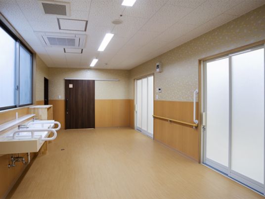 窓のある廊下