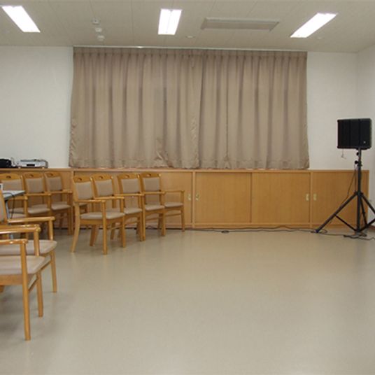 椅子が並ぶ広々とした空間