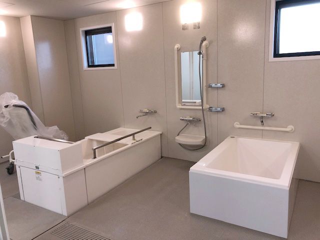 清潔な浴室空間 浴室 広々とした浴室では、車椅子を使用する方も安心して入浴が可能です。明るく清潔感があります。
