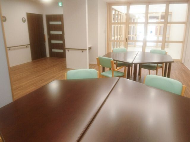 自然光が差し込むダイニングルーム ダイニングルーム 明るく広々とした空間で、落ち着いた雰囲気の中でお食事や交流を楽しめます。