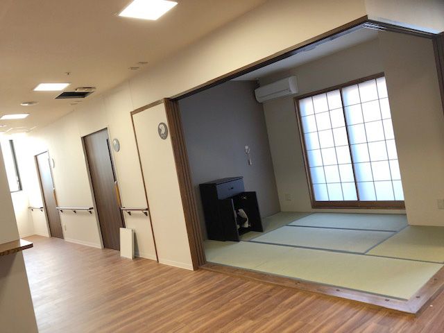 和室と廊下 廊下 自然光が差し込む明るい廊下です。和室のあるスペースは、落ち着きのある和風の空間です。