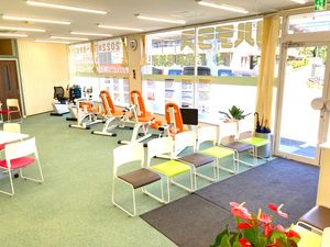 機能訓練室の椅子列  