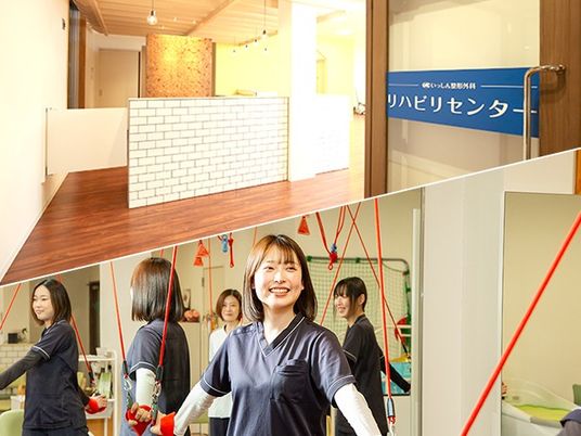 明るい受付と訓練室  