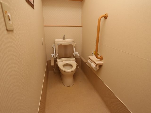 バリアフリートイレ設備 トイレ サポートバー付きのトイレは、安全かつ自立した使い方を支援しています。利用者のニーズに配慮した設計が施されております。