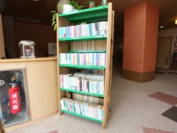 本棚と廊下の風景