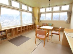 明るい採光の読書スペース