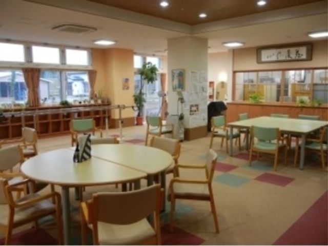 居心地の良い共有スペース ダイニング 柔らかな光が差し込む落ち着いた雰囲気の食堂です。円卓を囲んでの食事は、ゆったりとした時間を提供いたします。